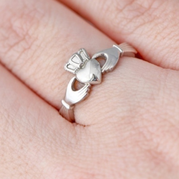 *FLASH SALE! TODAY ONLY!* Simple Claddagh Ring - Picture 3 of 4